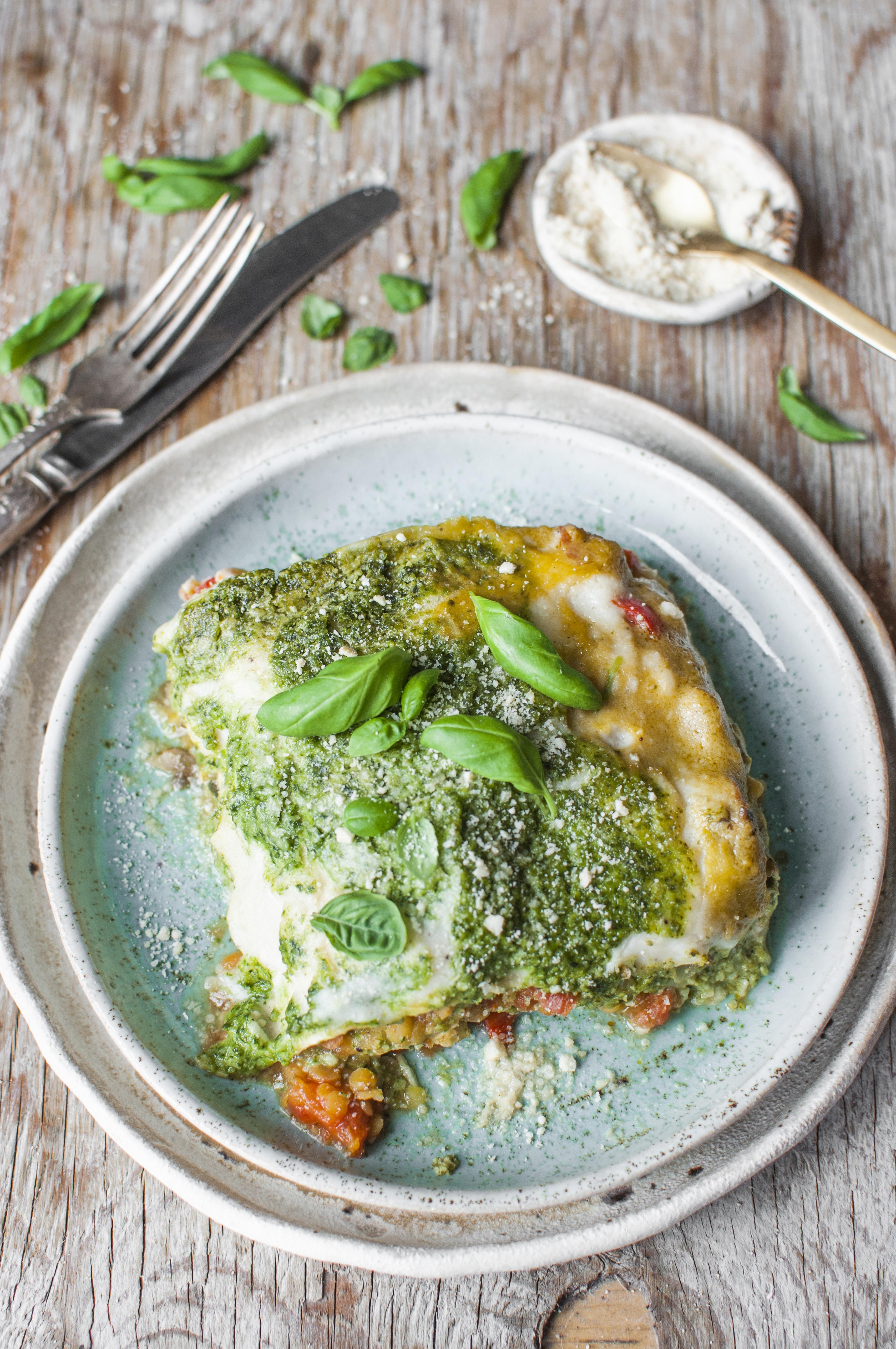 Lasagne met spinazie-basilicumpesto en groentensaus